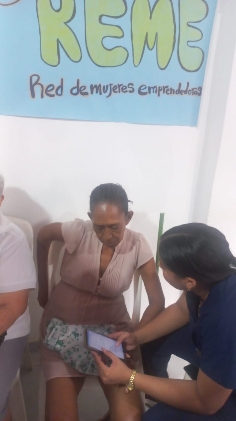 Acompañamiento en el uso del celular durante el taller de adaptabilidad empresarial
